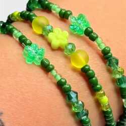 Blütentraum – grünes, verspieltes Perlenarmband in zwei Designs - Thumbnail Image 4