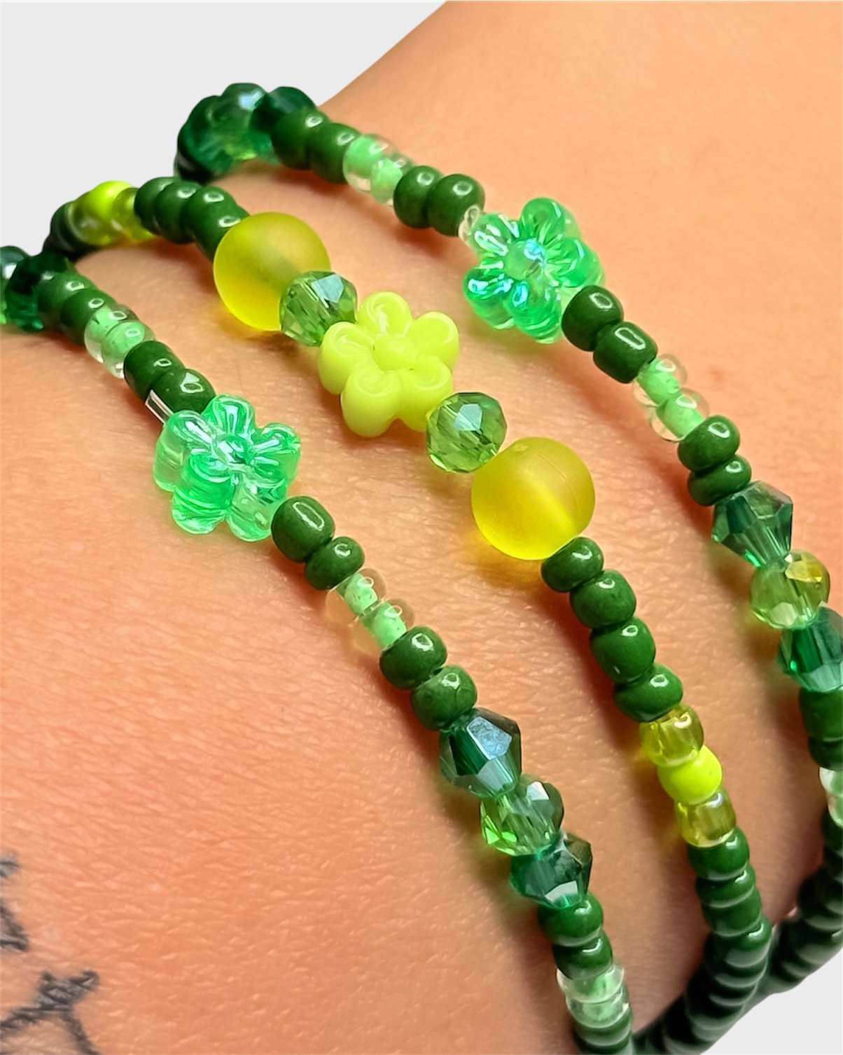 Blütentraum – grünes, verspieltes Perlenarmband in zwei Designs – Bild 4
