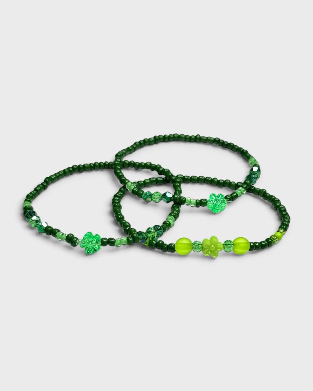 Blütentraum – grünes, verspieltes Perlenarmband in zwei Designs – Bild 2
