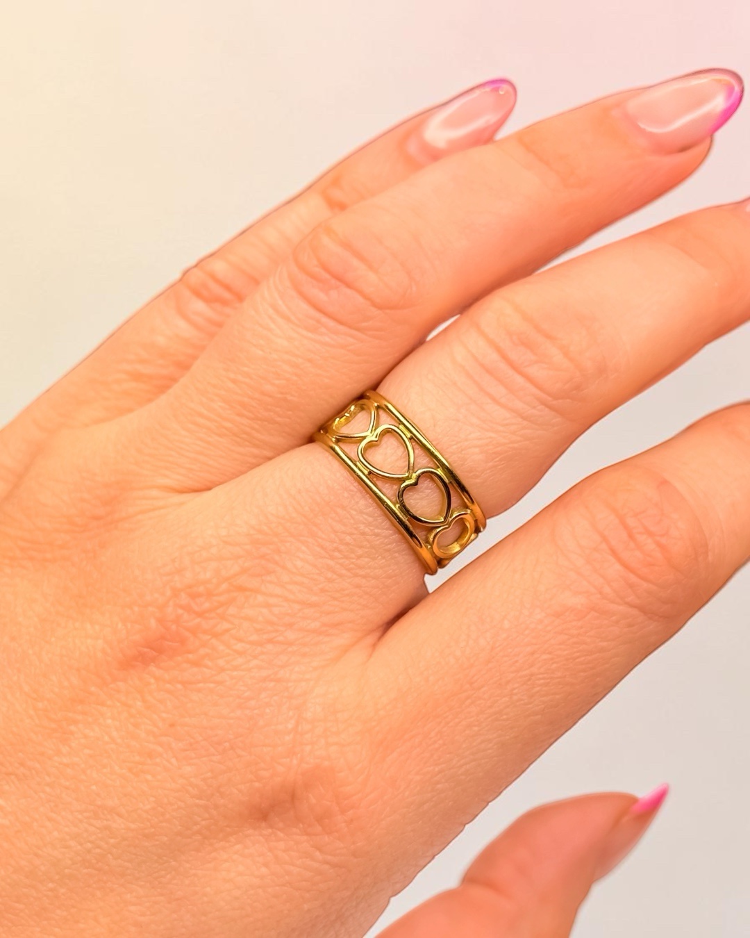 Herzensband – verstellbarer Edelstahl-Ring in Gold – Bild 4