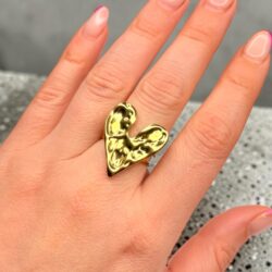 Big Heart Vibes – verstellbarer Edelstahl-Ring in Gold - Thumbnail Image 3