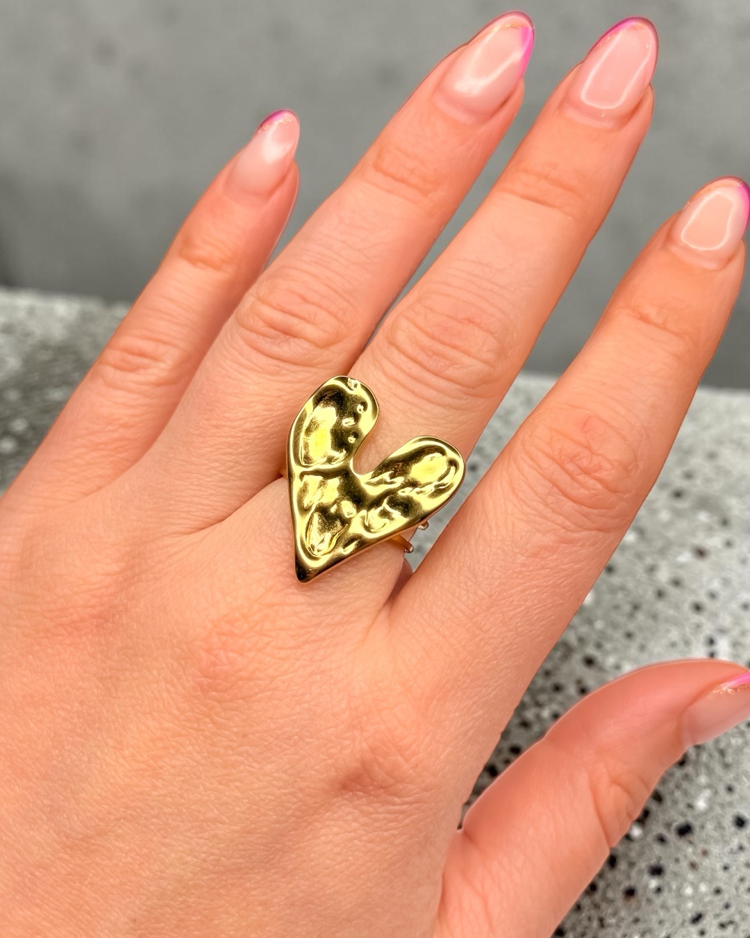 Big Heart Vibes – verstellbarer Edelstahl-Ring in Gold – Bild 3