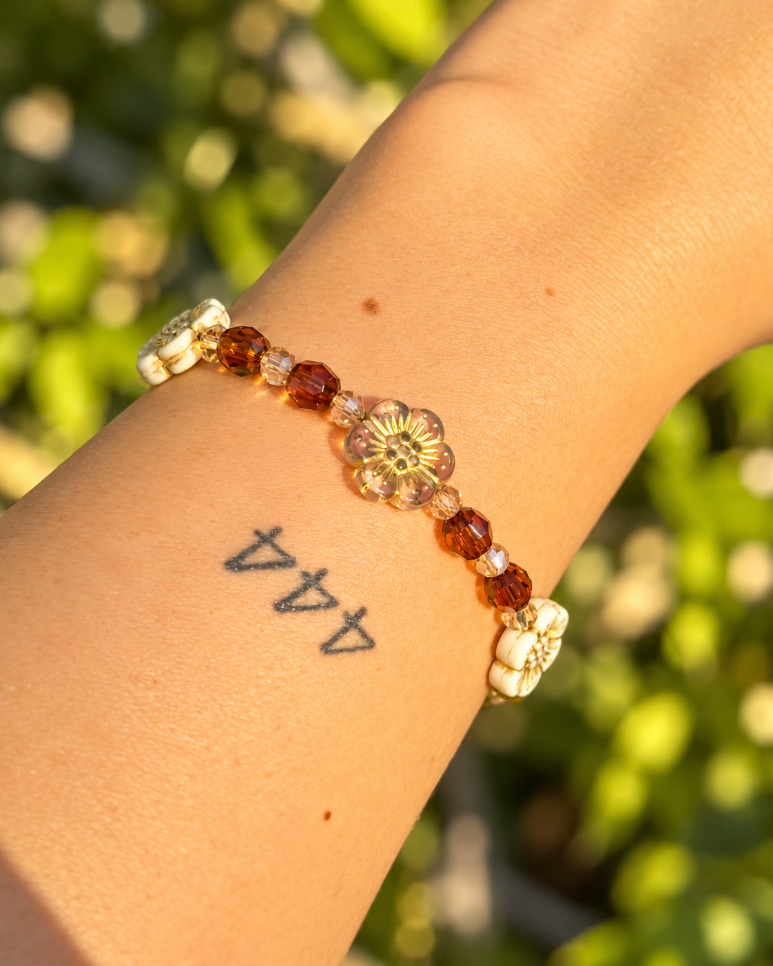 Herbstblumensonne – verstellbares Perlenarmband mit Edelstahlverschluss – Bild 2