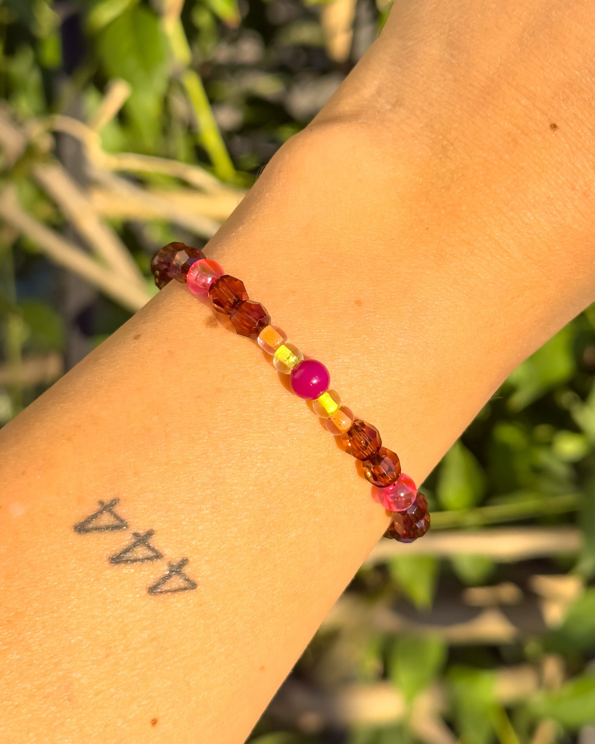 Pinkes Herbstglühen – verstellbares Perlenarmband – Bild 5