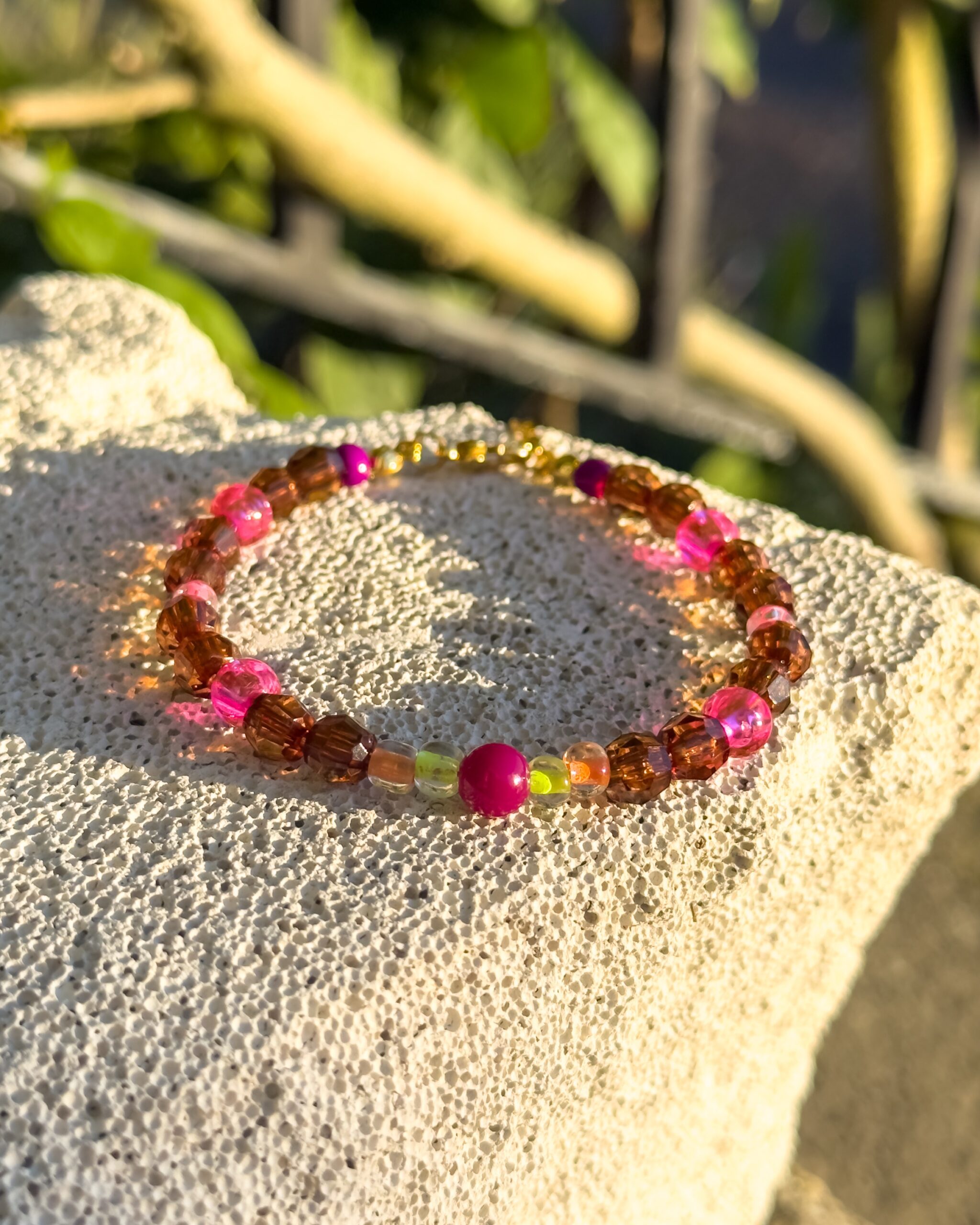 Pinkes Herbstglühen – verstellbares Perlenarmband – Bild 4