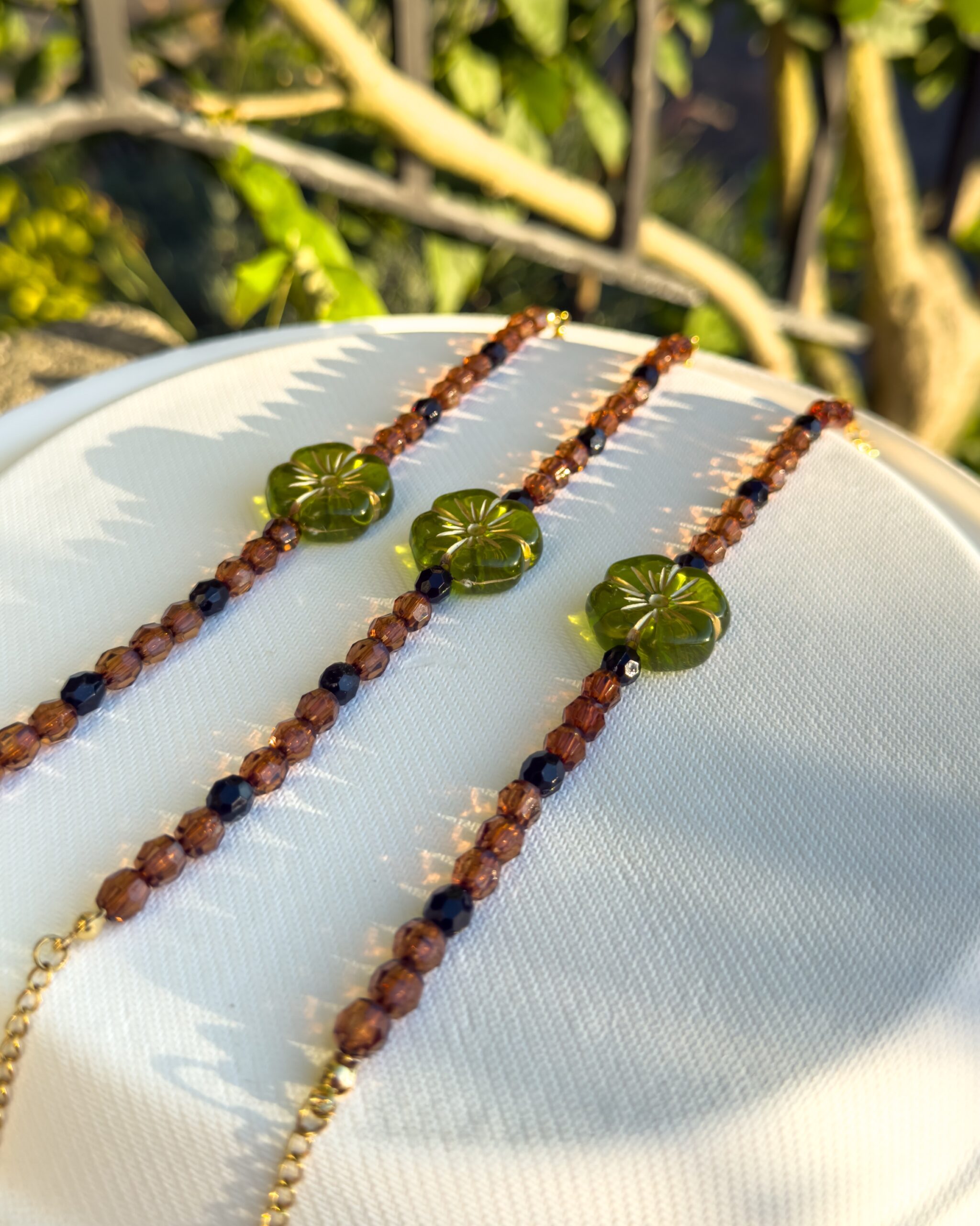 Grünes Waldblümchen – verstellbares Perlenarmband – Bild 4