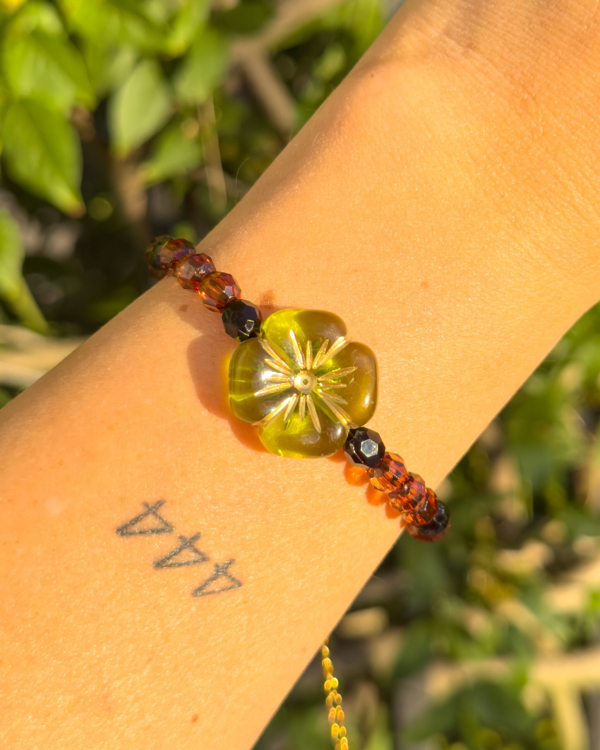 Grünes Waldblümchen – verstellbares Perlenarmband – Bild 3