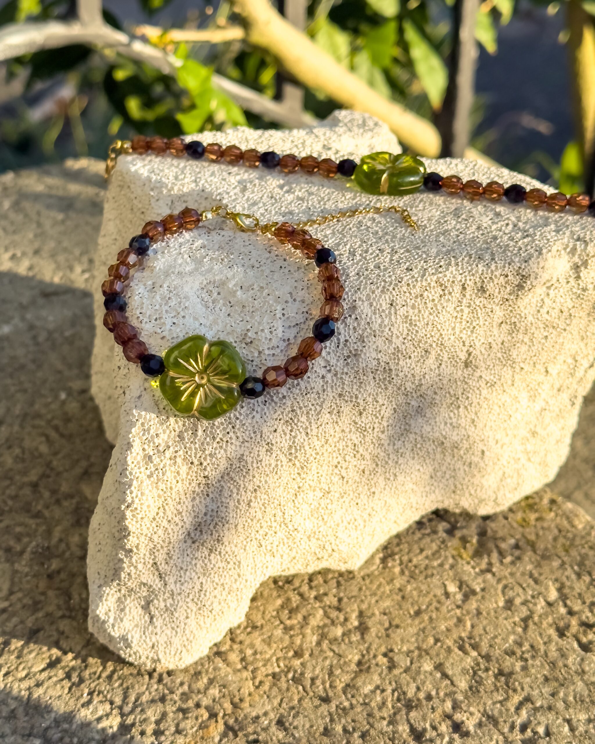 Grünes Waldblümchen – verstellbares Perlenarmband – Bild 2
