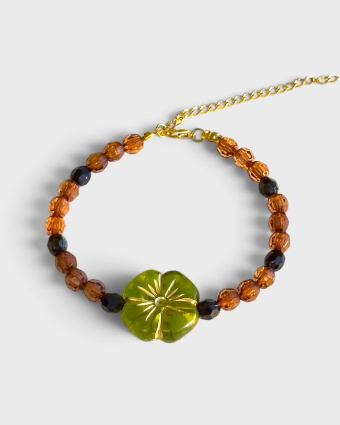 Grünes Waldblümchen – verstellbares Perlenarmband